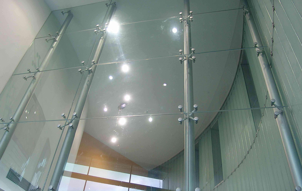 点式玻璃幕墙它的由玻璃面板,点支撑装置和支撑结构构成的玻璃幕墙称